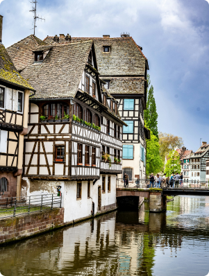 Maison alsacienne à colombages au bord de l'eau