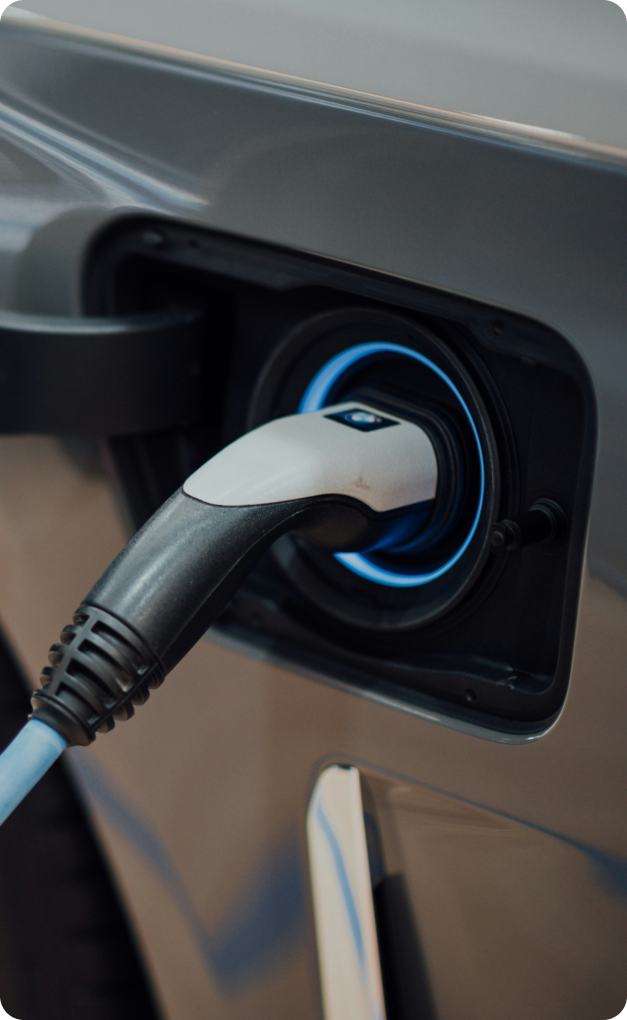 Véhicule électrique en cours de recharge à domicile
