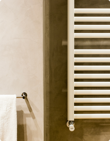 Sèche-serviette dans une salle de bain