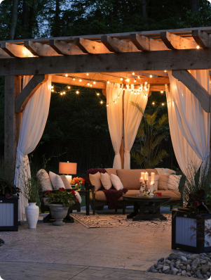 Terrasse éclairée à la tombée de la nuit
